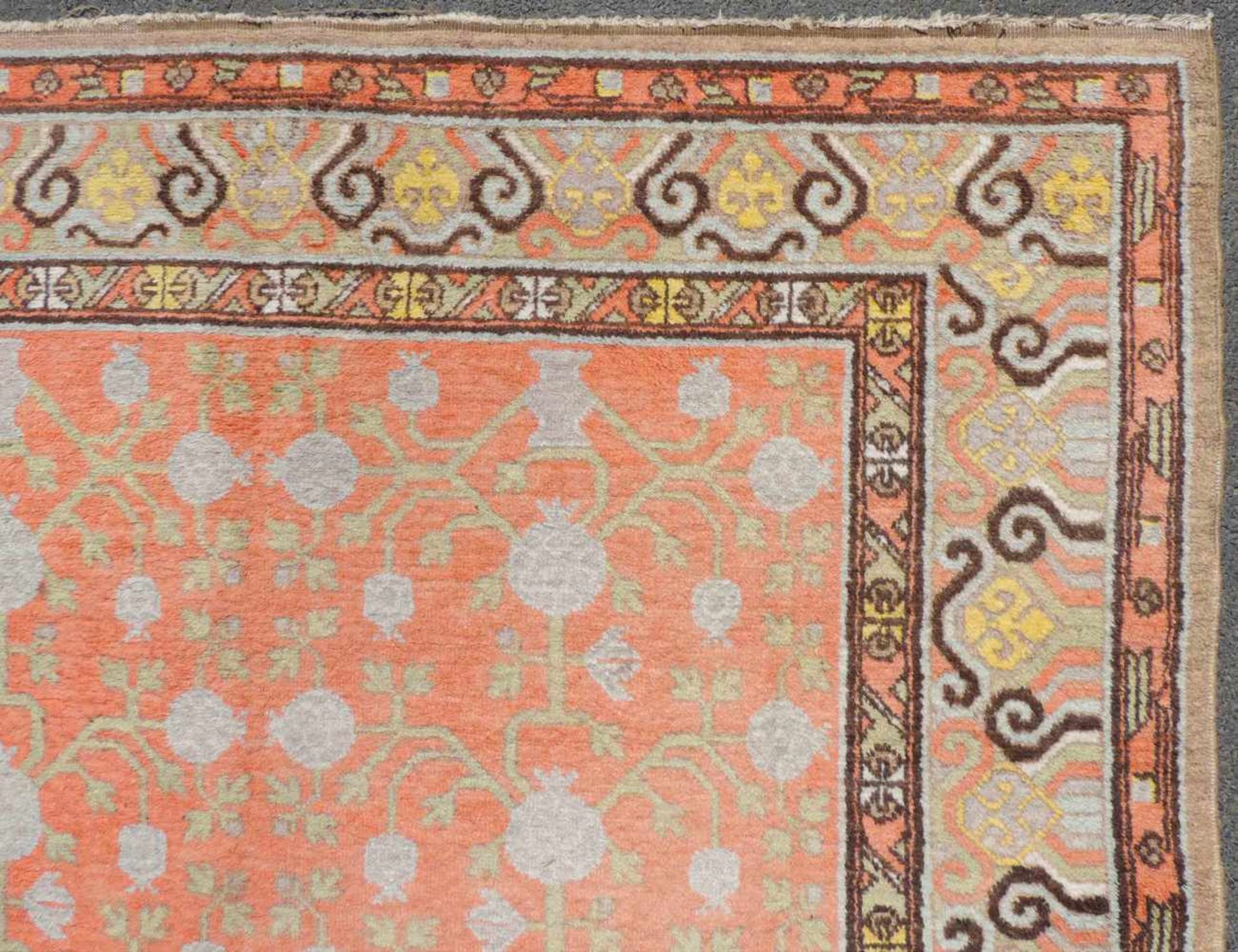 Khotan. Teppich. Zentralasien. Ost - China. Antik, um 1920. 284 cm x 174 cm. Orientteppich. - Bild 7 aus 9