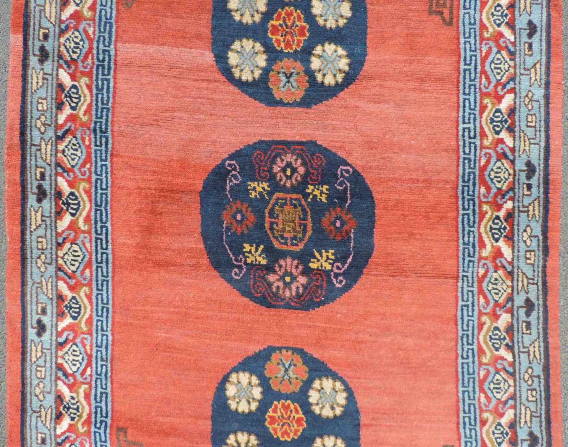 Khaden Meditationsteppich. Nepal / Tibet, Mitte 20. Jahrhundert. 192 cmx 126 cm. Handgeknüpft. Wolle - Bild 3 aus 6