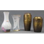 4 Vasen. Zwei Höchst Decor. Bis 26 cm hoch. 2 Vasen Porzellan und zwei Vasen Kupfer/ Messing. 4