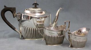 Kaffeekanne, Milchkännchen und Zuckerschale. Silber 925 Sterling. England, Birmingham. 595 Gramm