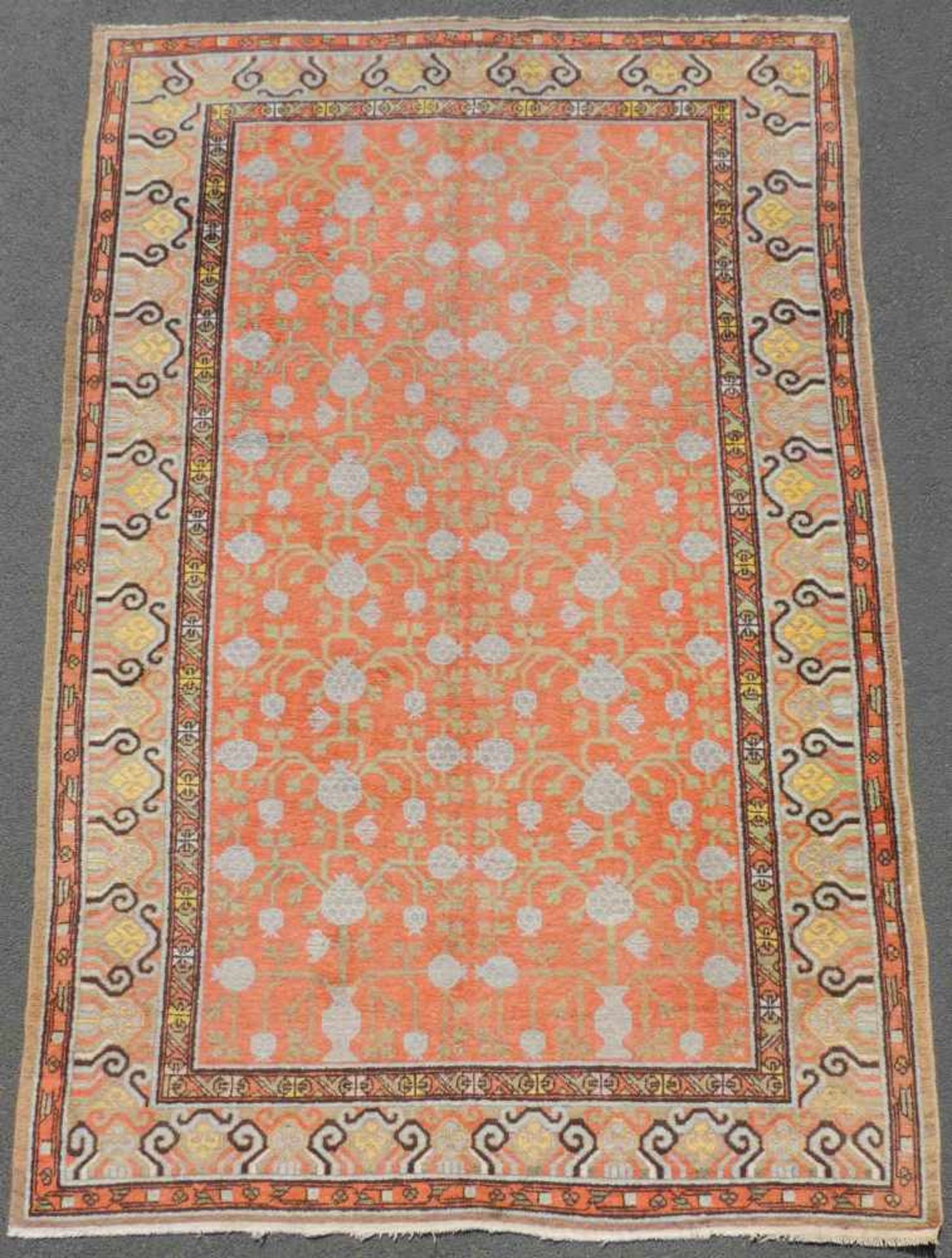 Khotan. Teppich. Zentralasien. Ost - China. Antik, um 1920. 284 cm x 174 cm. Orientteppich.