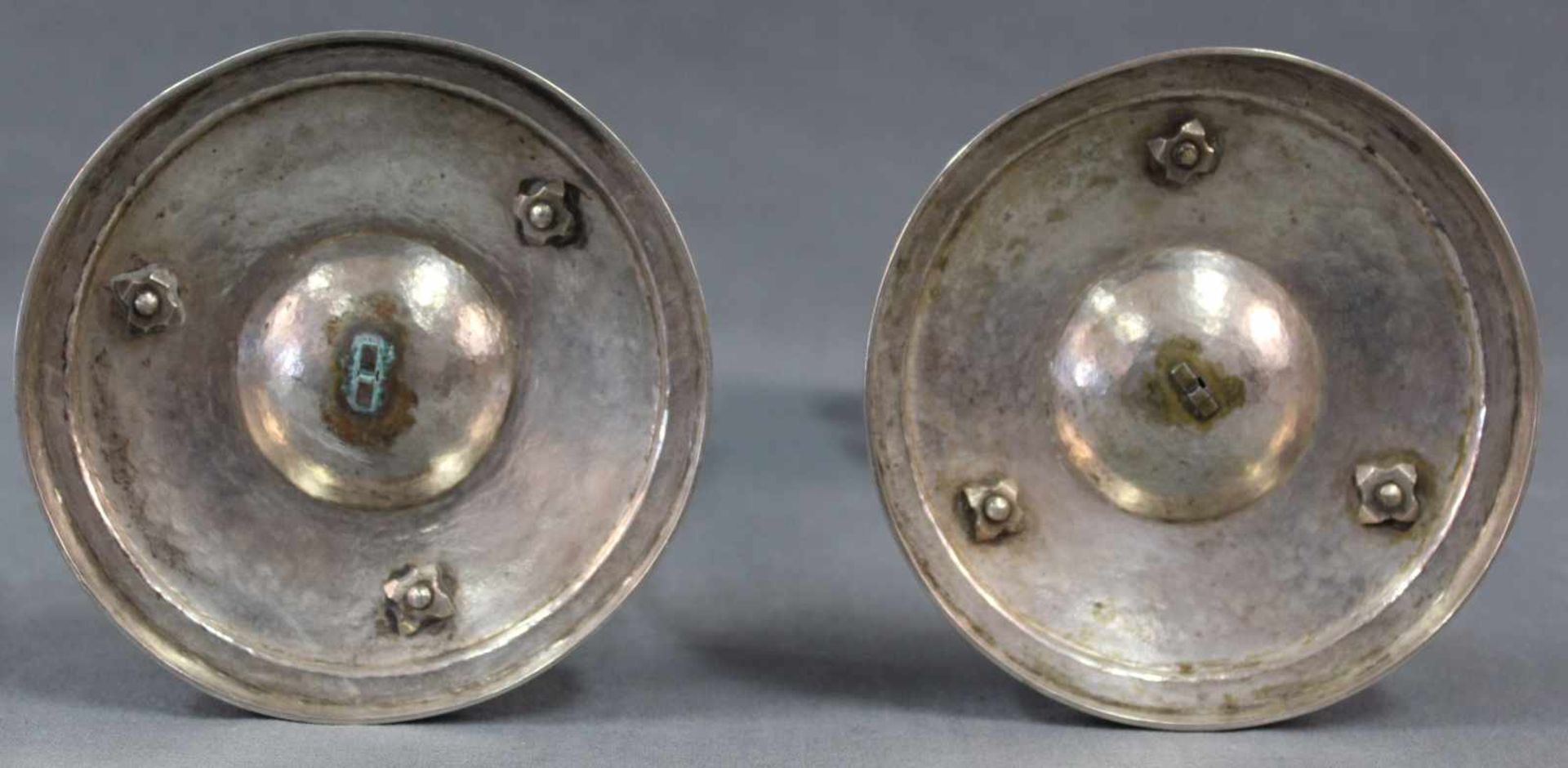Ein Paar Silberleuchter, Empire, 19. Jahrhundert. 26 cm hoch. Mehrfach gepunzt. 906 Gramm. A pair - Bild 2 aus 10