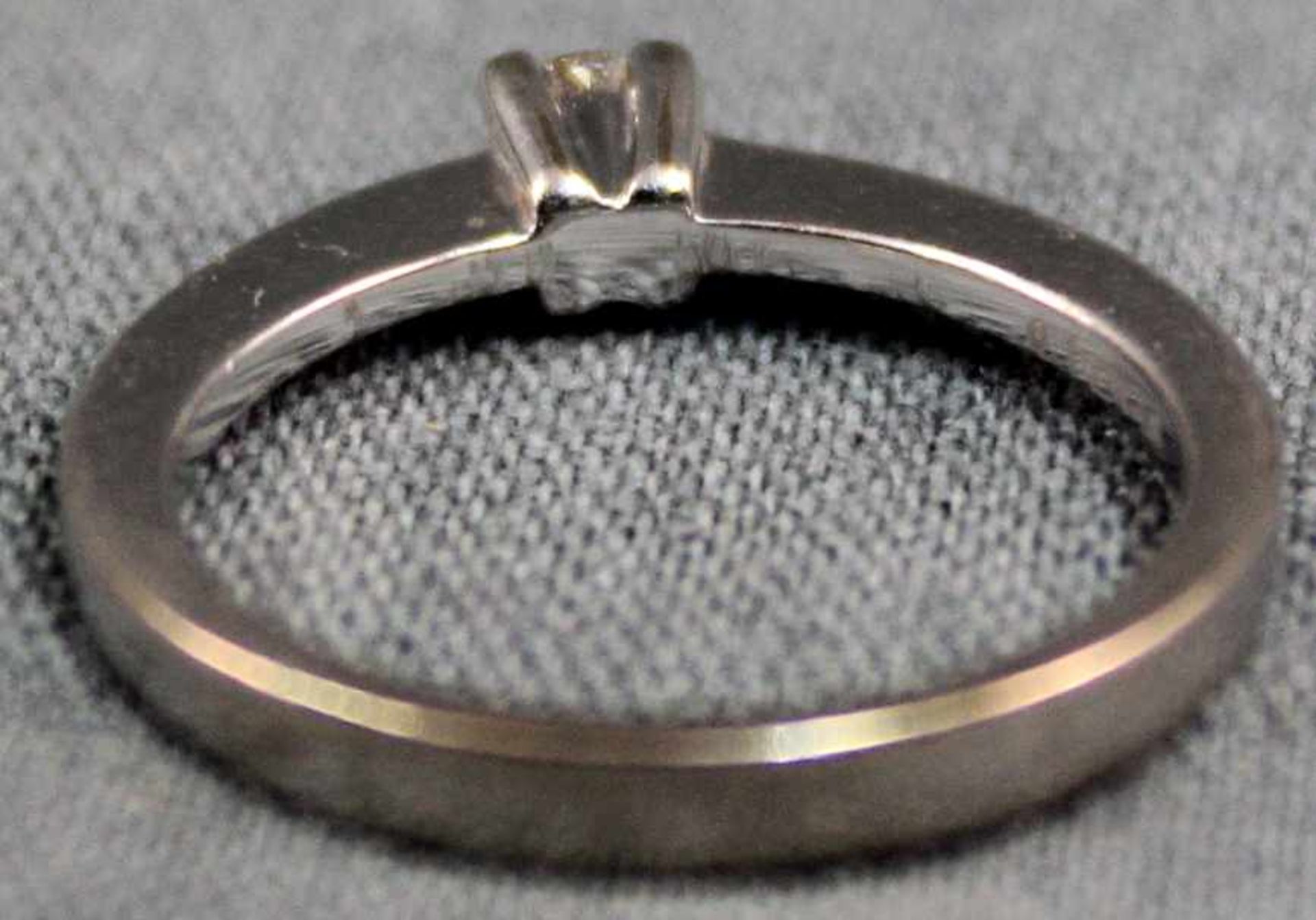 Ring, Weißgold 585. Ein Solitär Diamant Brillant. Wesselton lupenrein. Der Stein 0,15 Karat. 3 Gramm - Bild 2 aus 5