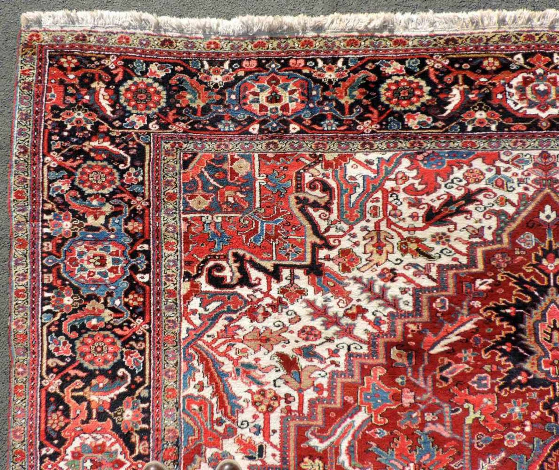 Heris Perserteppich. Iran, alt 1. Hälfte 20. Jahrhundert. 413 cm x 319 cm. Handgeknüpft. Wolle auf - Bild 11 aus 12