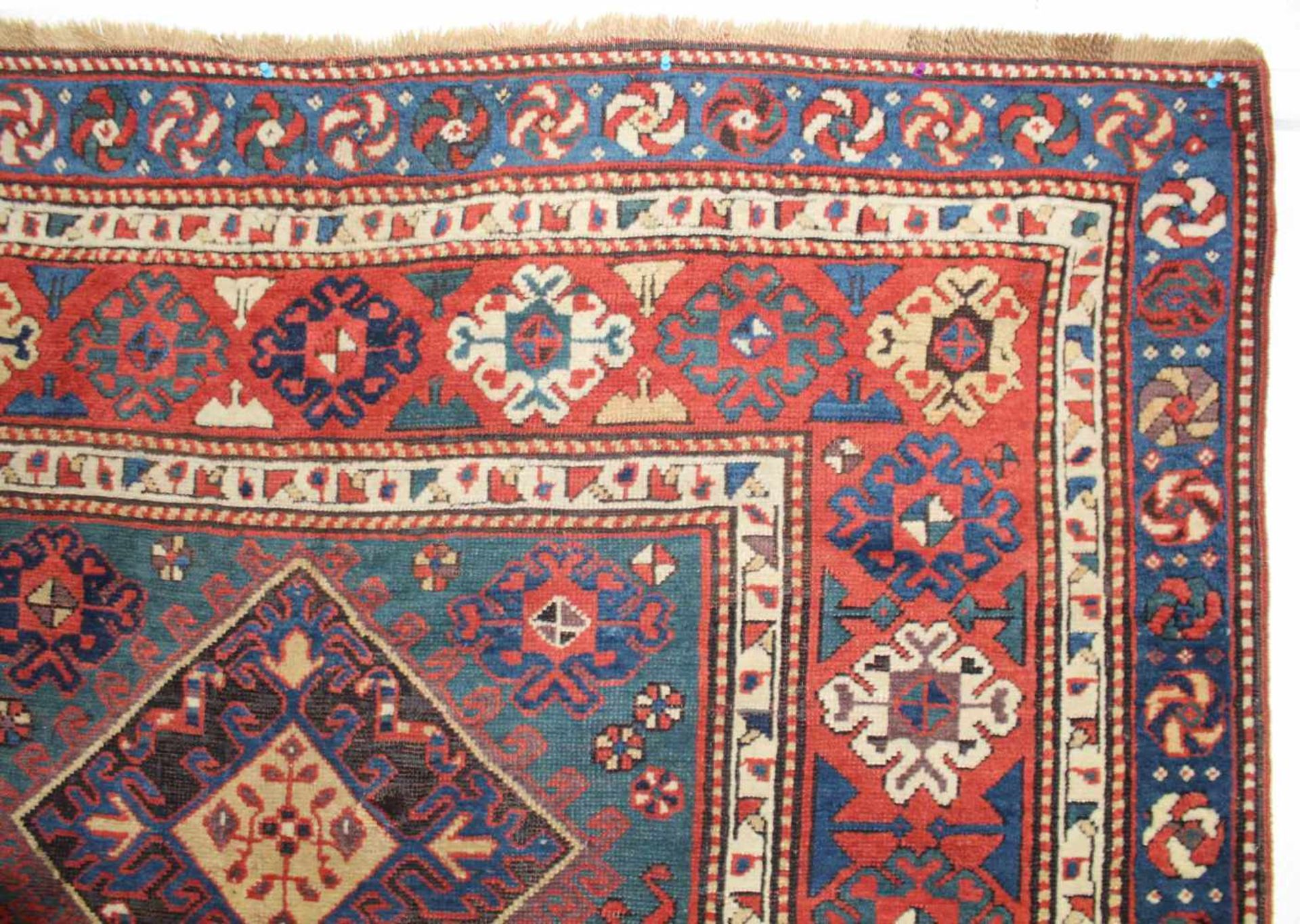 Kasak Shah-Savan Dorfteppich. Kaukasus, antik, Mitte 19. Jahrhundert. 204 cm x 153 cm. Handgeknüpft. - Bild 7 aus 8