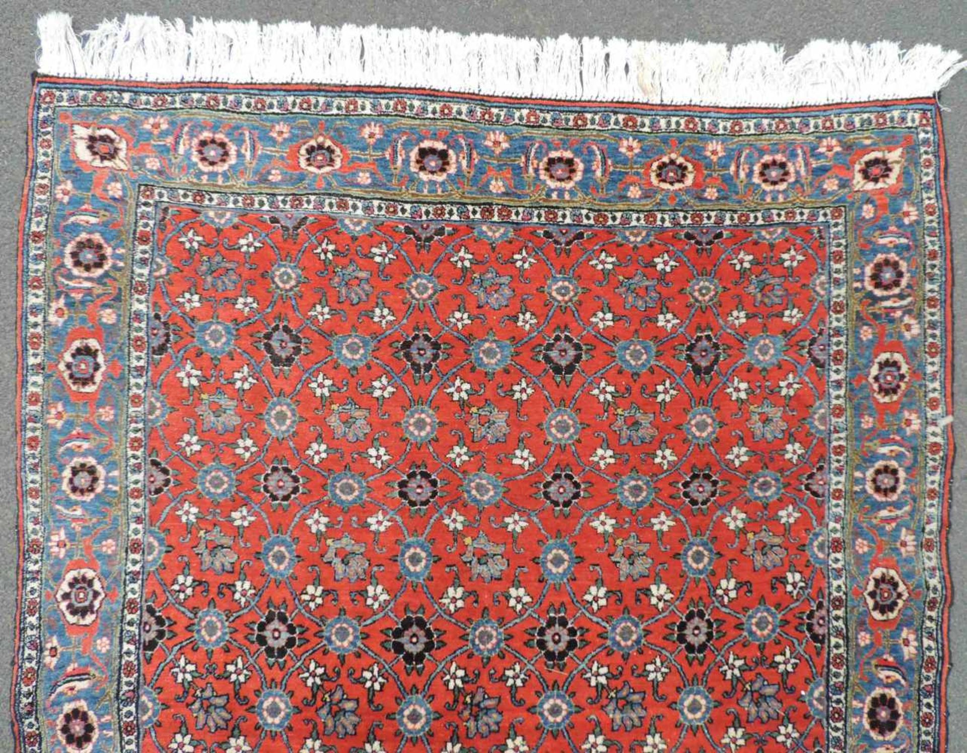 Varamin Perserteppich. Iran, Mitte 20. Jahrhundert. Feine Knüpfung. 206 cm x 152 cm. - Bild 4 aus 6