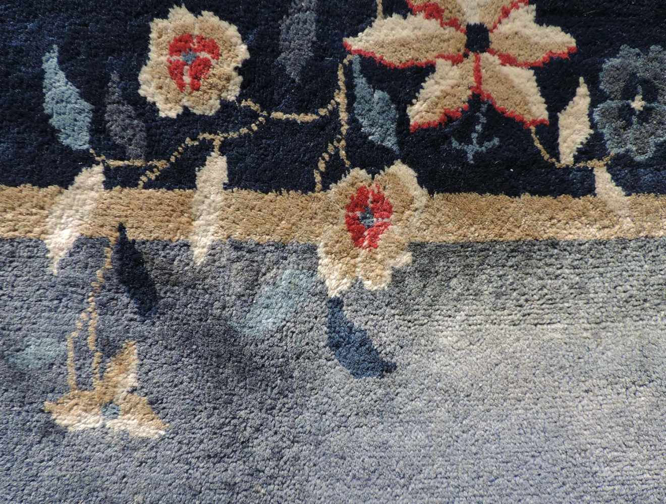 Peking Teppich. China. Antik. Um 1920 361 cm x 267 cm. Handgeknüpft. Mancesterwolle auf Baumwolle. - Image 7 of 8