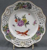 Durchbruch - Teller, Meissen Porzellan. Blumen mit Möhren. Jugendstil. 25,1 cm im Durchmesser.