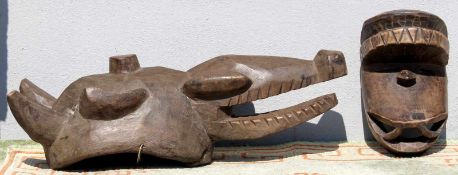 2 Tiermasken. Krokodil und Affe. West Afrika. Erworben in Liberia um 1974. Bis 50 cm. Holz