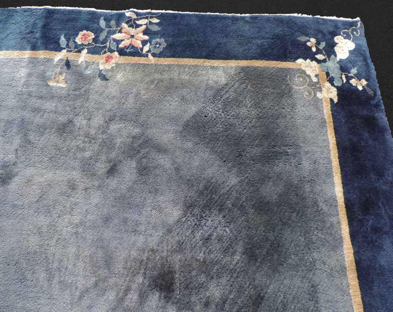 Peking Teppich. China. Antik. Um 1920 361 cm x 267 cm. Handgeknüpft. Mancesterwolle auf Baumwolle. - Image 5 of 8