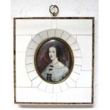 MINIATUR (XIX - XX). Dame mit Perlenkette. 12,5 cm x 11,5 cm mit Elfenbeinrahmen. Wohl Gemälde, Öl