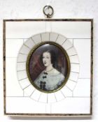 MINIATUR (XIX - XX). Dame mit Perlenkette. 12,5 cm x 11,5 cm mit Elfenbeinrahmen. Wohl Gemälde, Öl