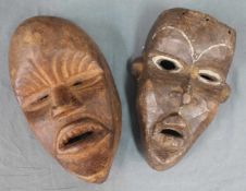 2 Masken mit Zügen der Dan. Erworben in Liberia um 1974. Holz geschnitzt- teils pigmentiert. Bis