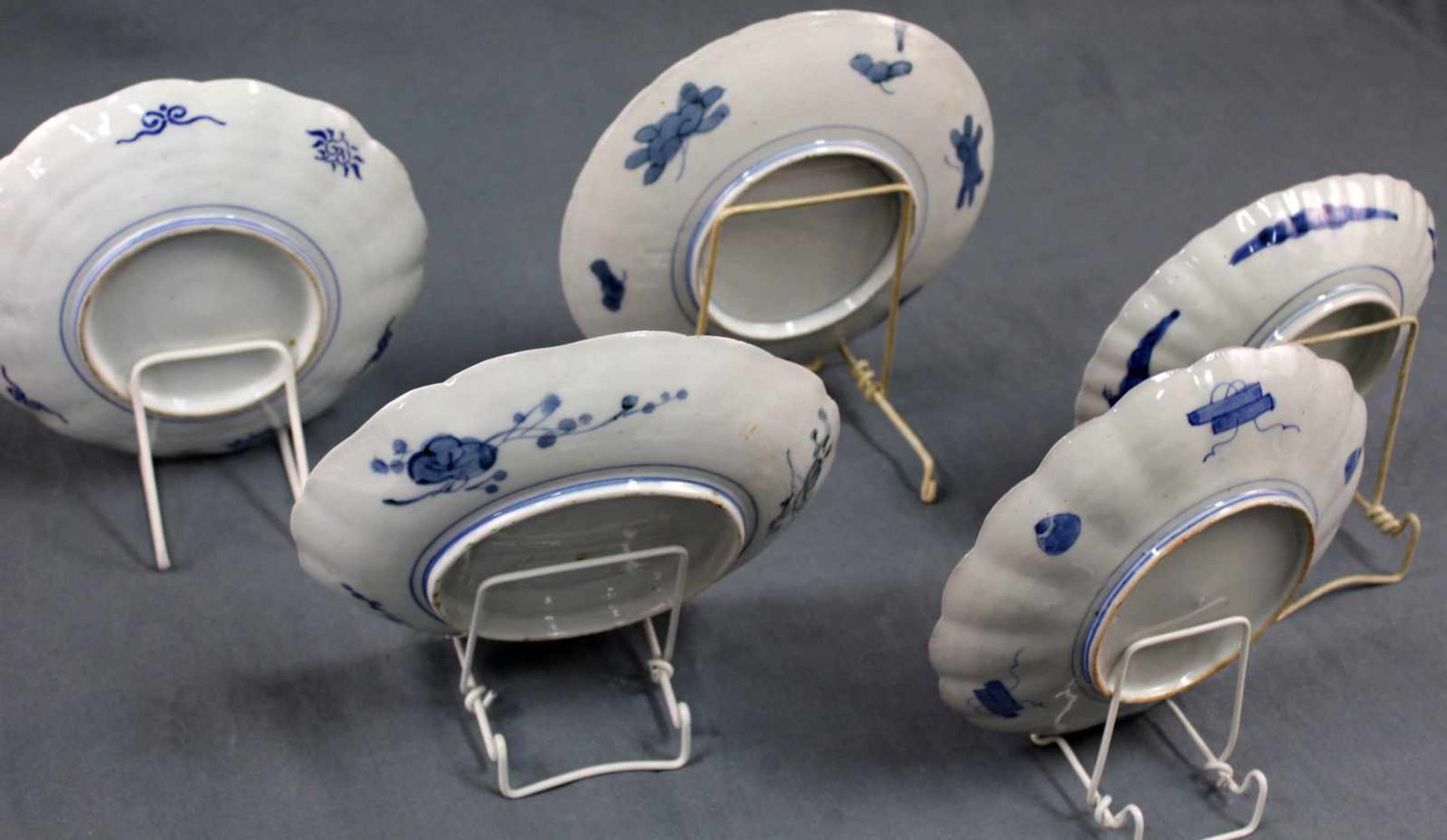 4 Teller und 1 Schale. Porzellan. Wohl China, alt, XVIII - XIX. Bis 22 cm. 4 plates and 1 bowl. - Bild 4 aus 5