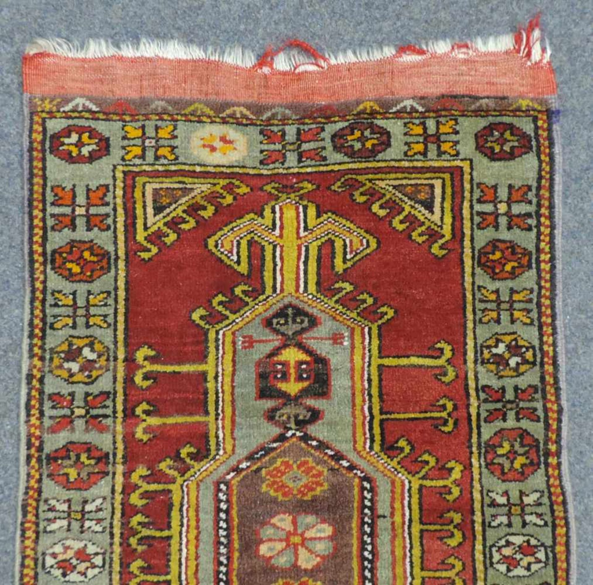 Yastik Sitzteppich. Kappadokien. Türkei. Alt, 1. Hälfte 20. Jahrhundert. 95 cm x 59 cm ohne - Bild 3 aus 4