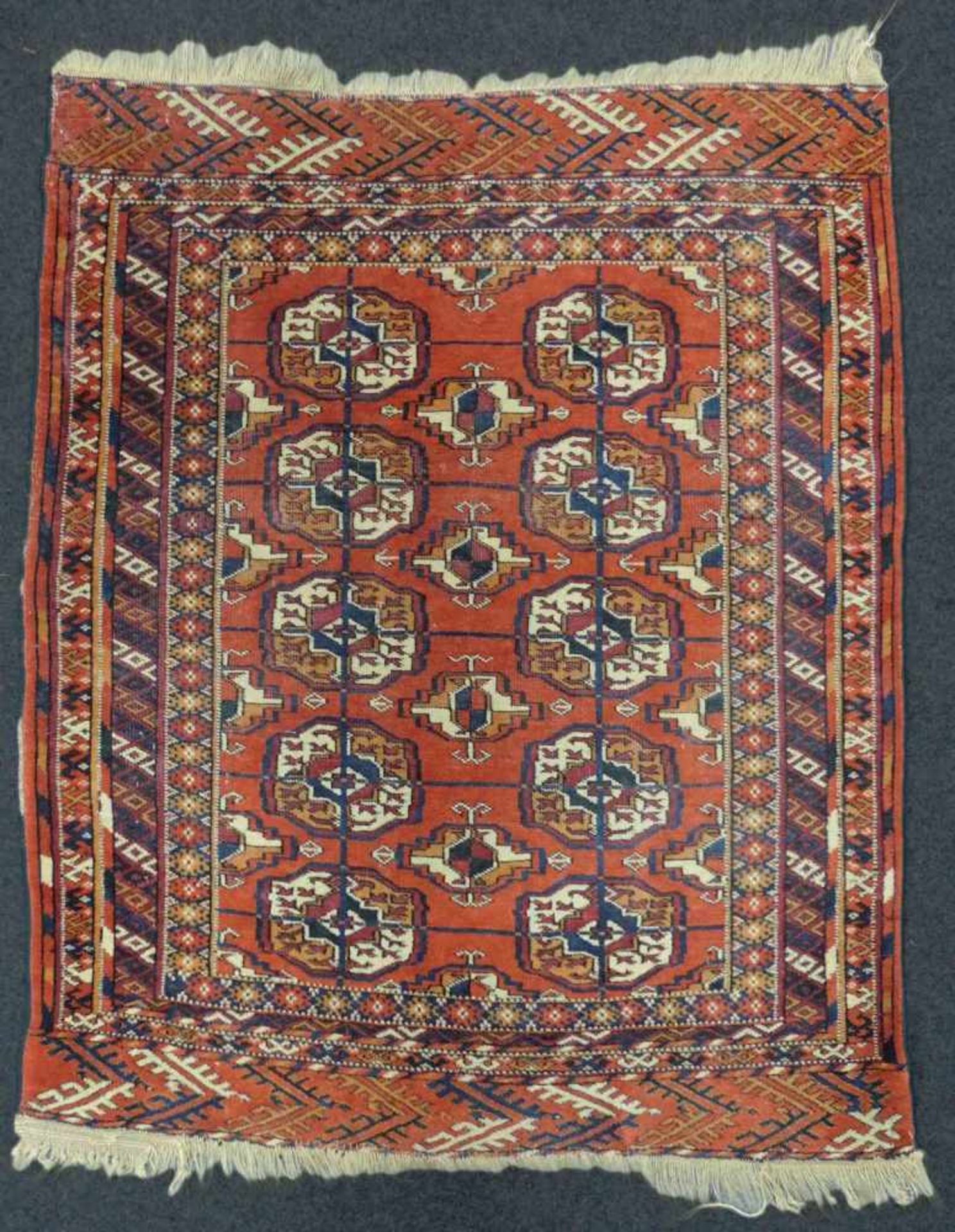 Göklan Jomud Tekke Herdteppich. Iran / Turkmenistan. Alt, um 1920. 103 cm x 86 cm. Handgeknüpft.