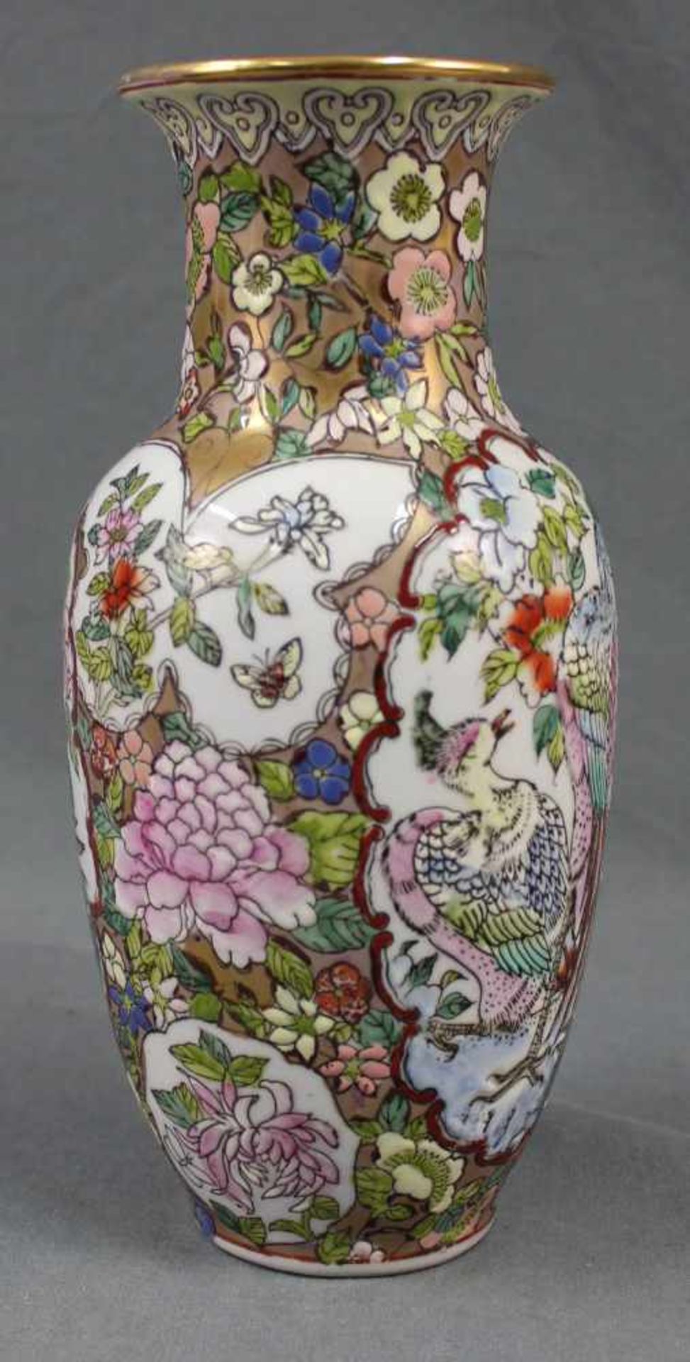 Vase Porzellan. Wohl China Republik, 1 Hälfte 20. Jahrhundert. 26,5 cm hoch. Pfauen Paar, - Bild 2 aus 5