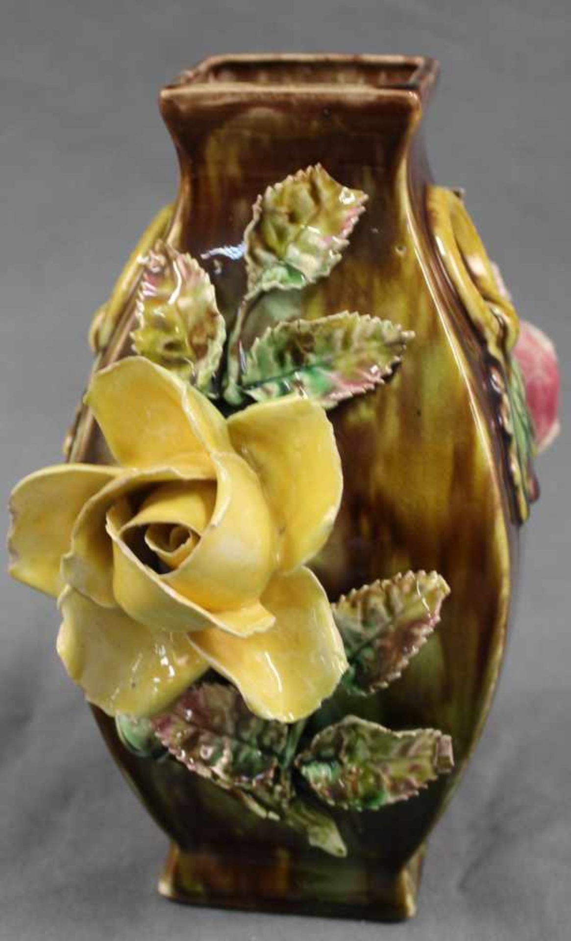 Steingutvase mit modelliertem Rosendekor. Orginal Jugendstil und aus der Zeit. 21 cm hoch. Stoneware - Image 2 of 8