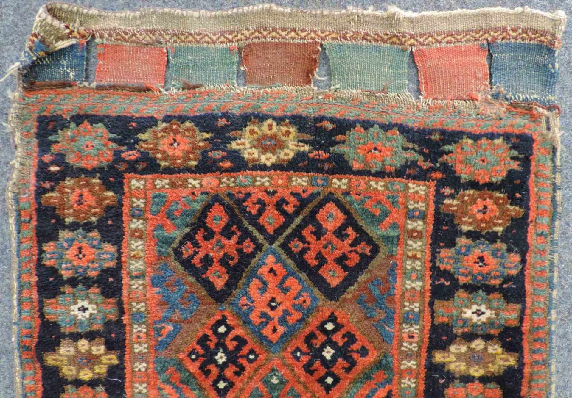 Jaff Stammesteppich. Taschenfront. Iran, antik, um 1890. 68 cm x 56 cm insgesamt. Handgeknüpft und - Bild 2 aus 5