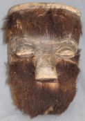 Gaegon Maske. Erworben in Liberia um 1974. Fell mit Nägeln angeschlagen. Holz geschnitzt. 34 cm x 24