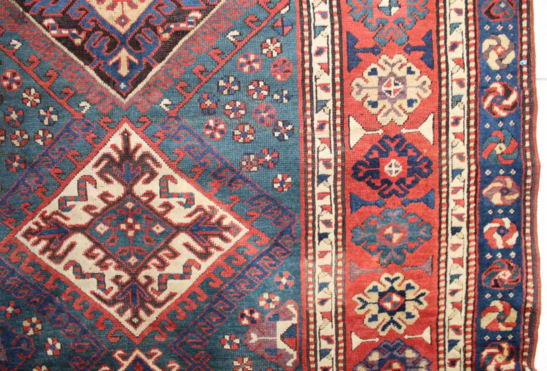 Kasak Shah-Savan Dorfteppich. Kaukasus, antik, Mitte 19. Jahrhundert. 204 cm x 153 cm. Handgeknüpft. - Bild 5 aus 8