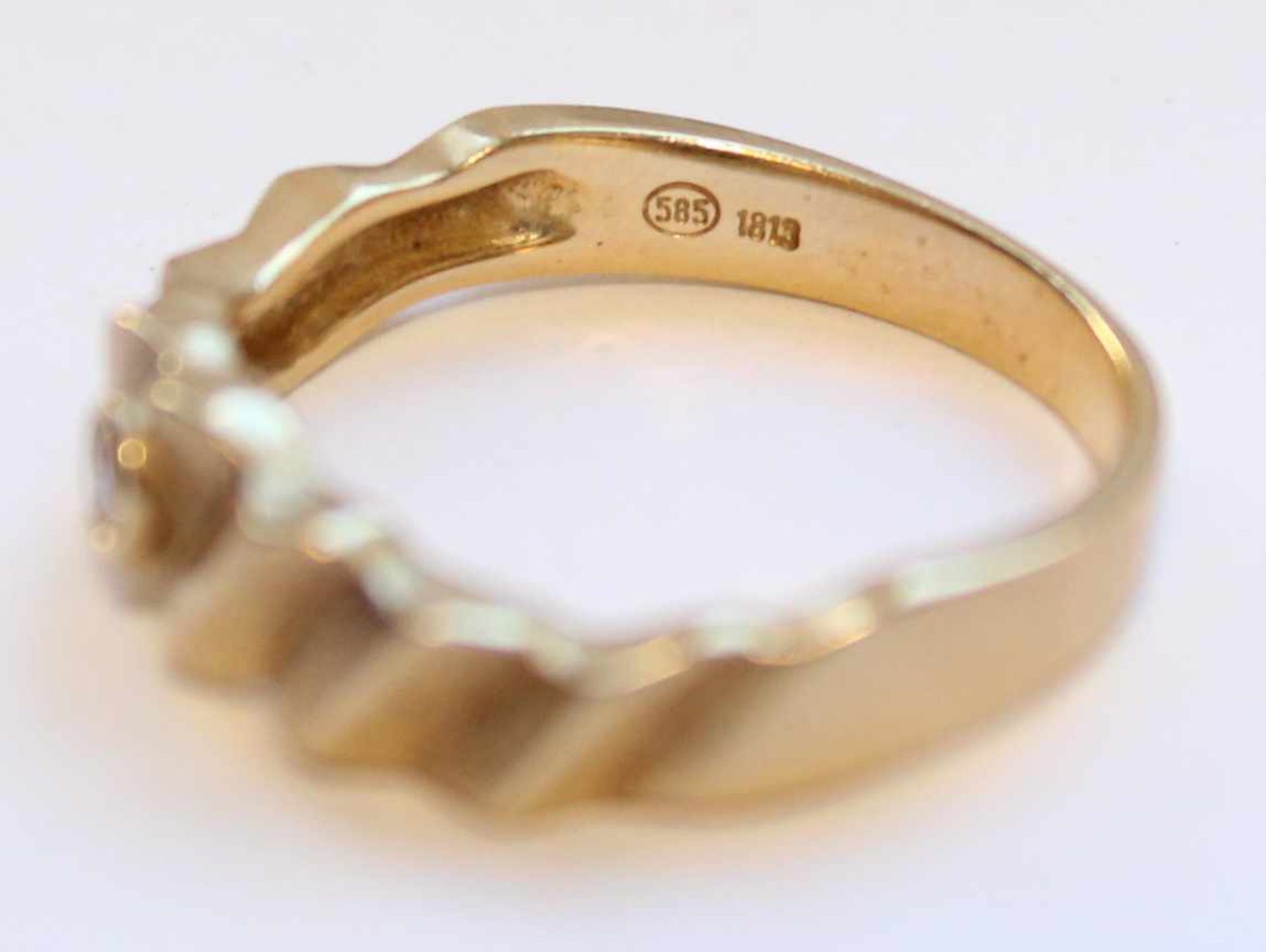 Ring, Gelb- Gold 585. Mit einem Solitär Diamant Brillant circa 0,08 ct. 3,7 Gramm gesamt. Der - Bild 3 aus 3