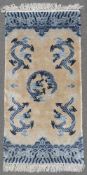 Drachenteppich, China. Seide. 125 cm x 61 cm. Handgeknüpft. Dragon carpet, China. Silk. 125 cm x