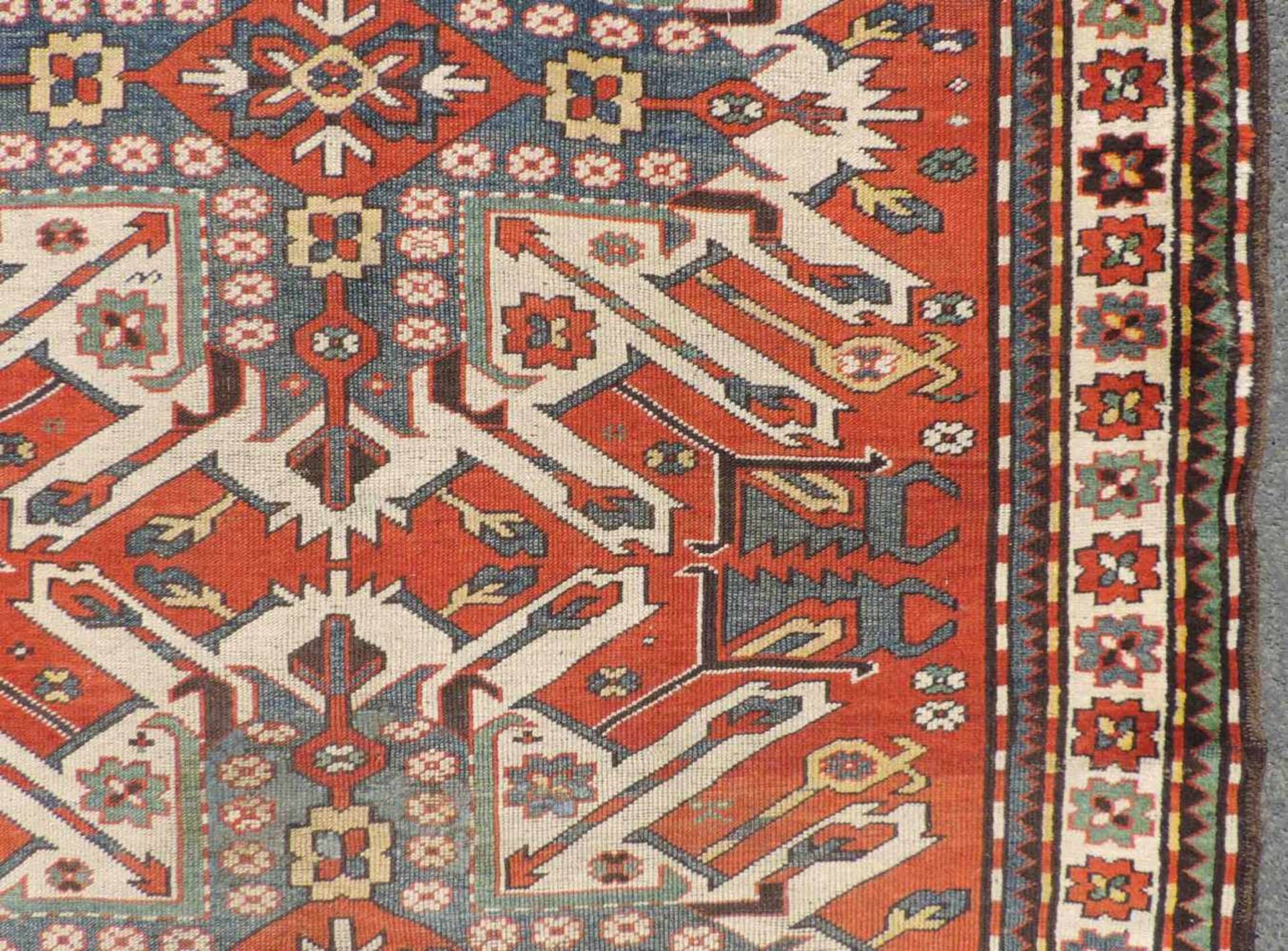 "Adler Kasak" Tschelaberd Dorfteppich. Kaukasus. Antik, um 1890. 249 cm x 161 cm. Orientteppich. - Bild 5 aus 8