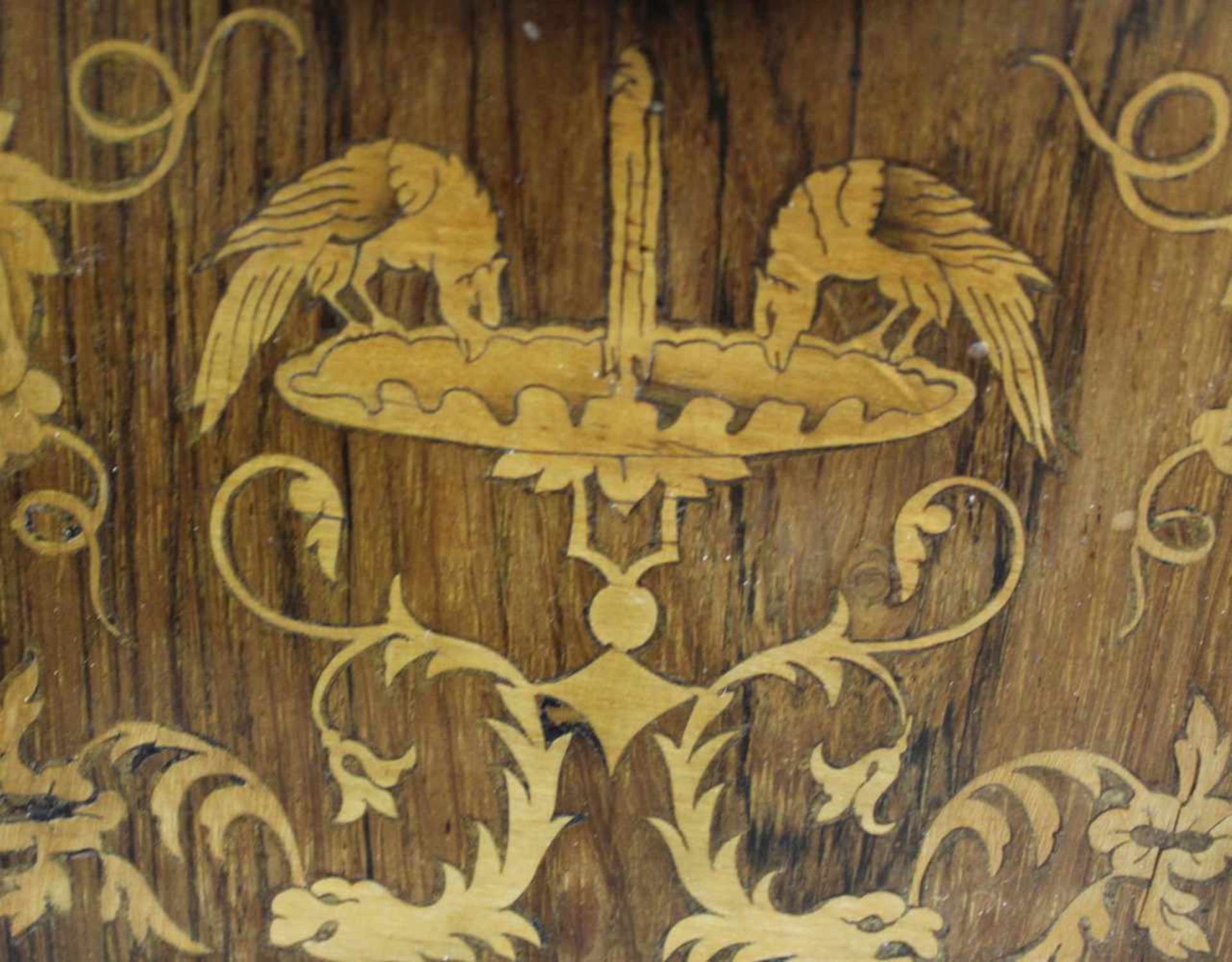 Kaminuhr. Holzgehäuse. Wohl 19. Jahrhundert. 44 cm hoch. Mantel clock. Wooden case. Probably 19th - Bild 2 aus 10