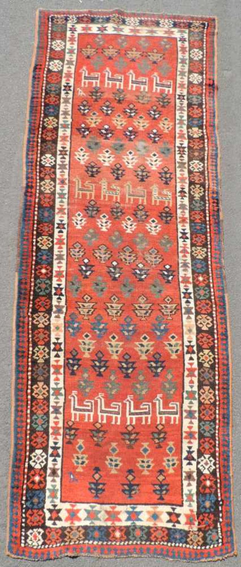 Shah-Savan Galerie. Dorfteppich, Kaukasus. Antik, um 1890. 334 cm x 112 cm. Handgeknüpft. Wolle