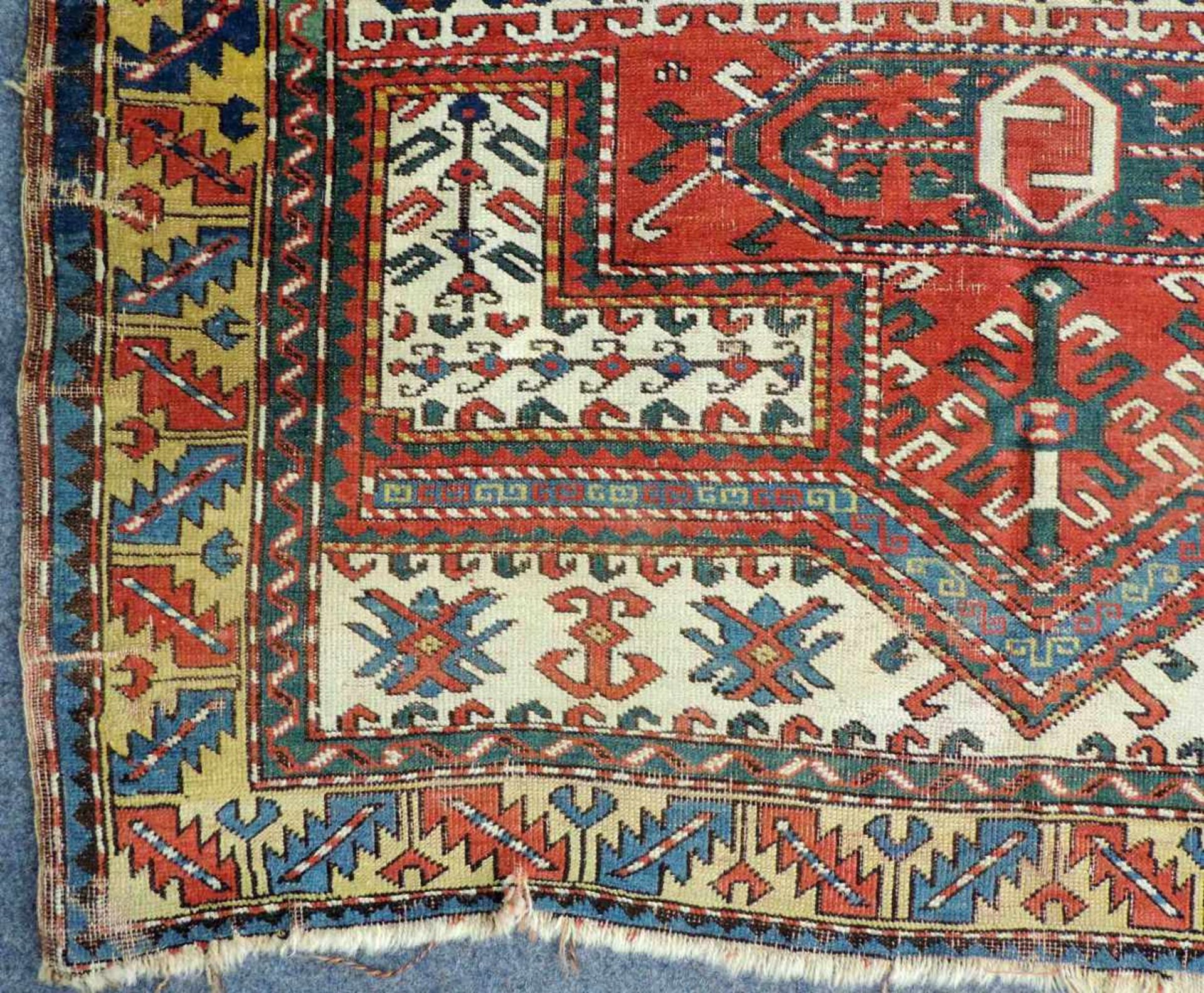 Kasak Dorfteppich. Kaukasus. Antik, Mitte 19. Jahrhundert. 224 cm x 145 cm. Orientteppich. - Bild 4 aus 11
