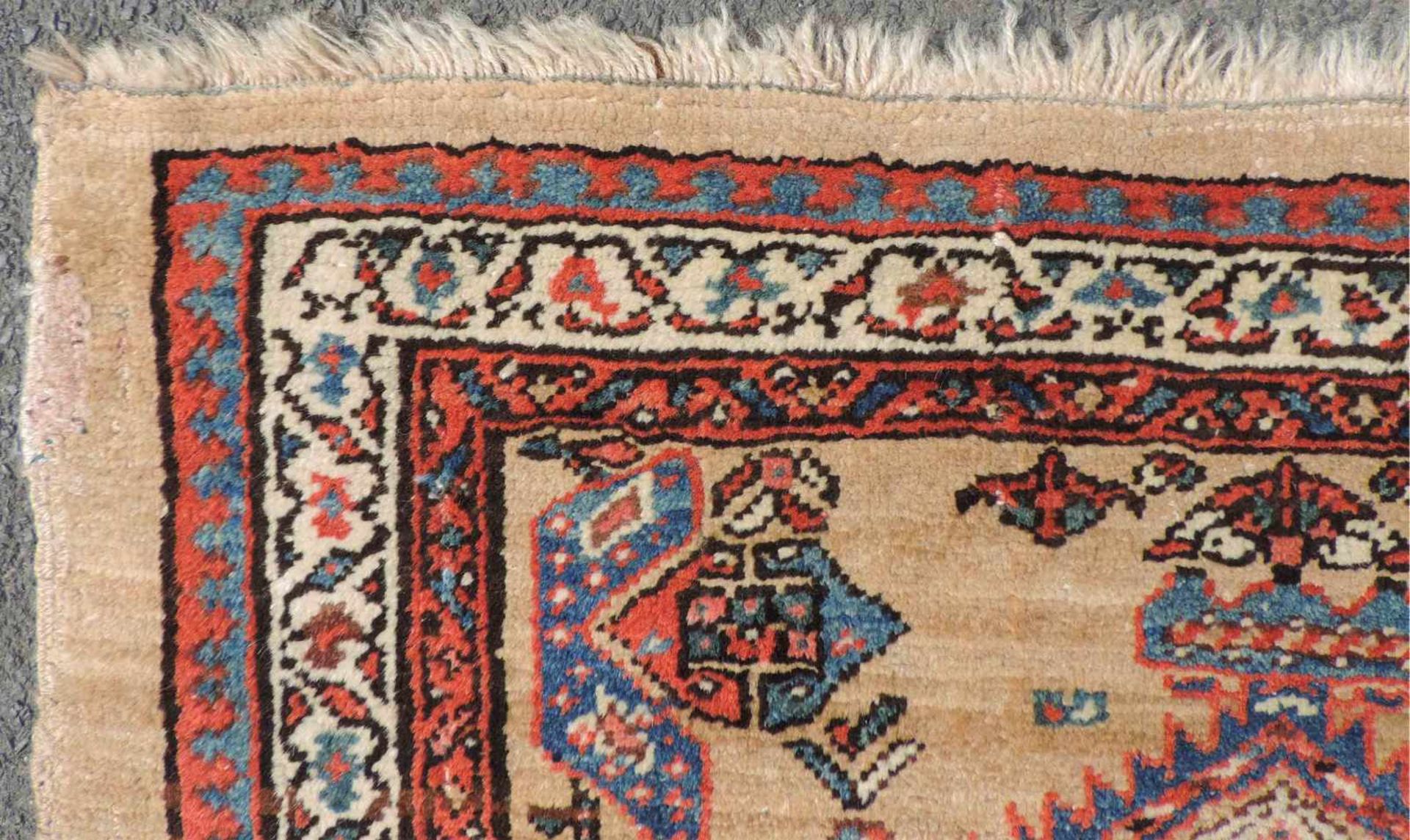 Sarab Perserteppich. Iran. Antik, um 1880. 160 cm x 91 cm. Handgeknüpft. Kamelhaar und Wolle auf - Image 7 of 8