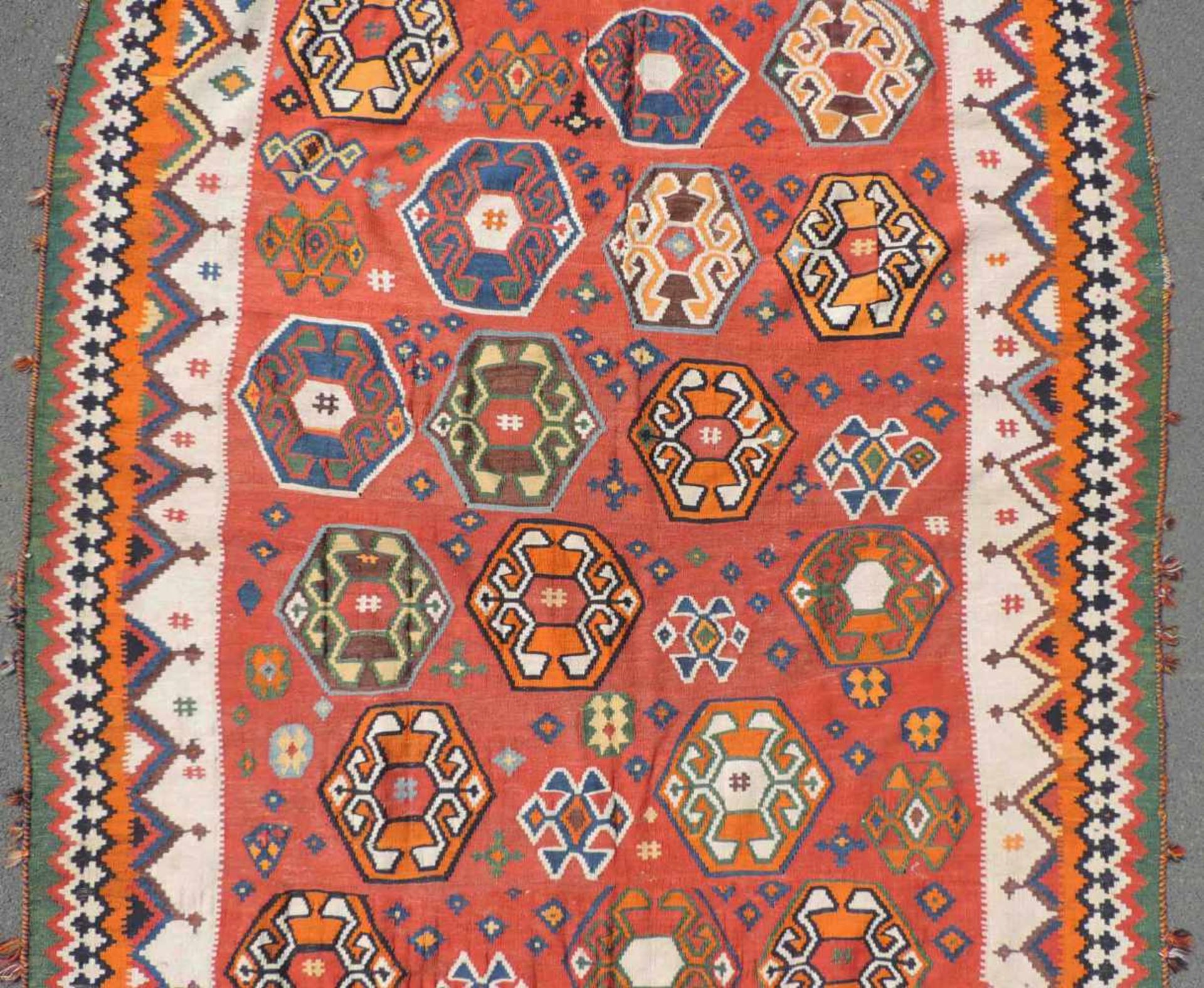 Quashkai Perserteppich. Kelim. Iran. Alt, um 1930. 262 cm x 187 cm. Handgewebt. Wolle auf Wolle. - Bild 3 aus 6
