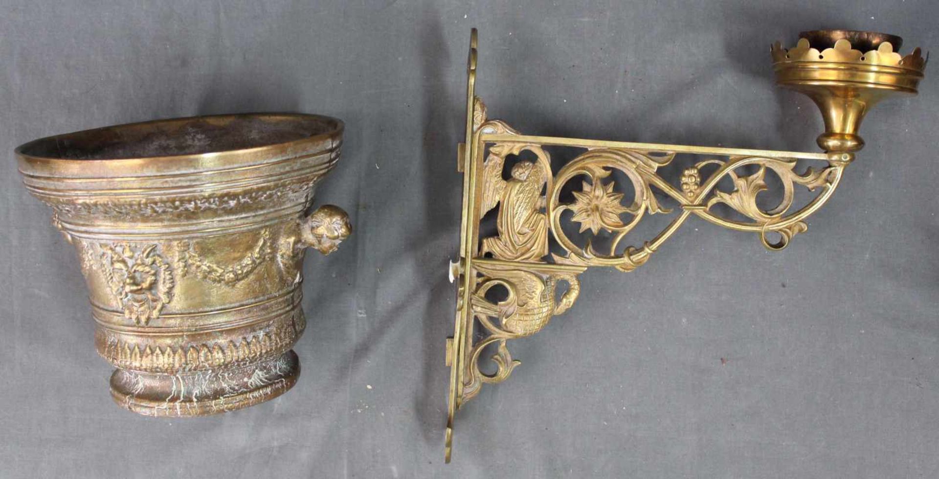 Wandleuchter und Mörser. Messing. Der Mörser ist 19,3 cm hoch. Sconce and mortar. Brass. The