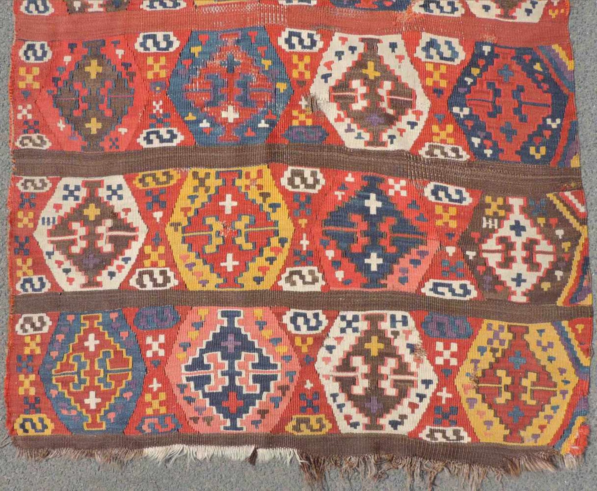 Sivas Kelim Bahn. Stammesteppich. Ost Anatolien. Antik, 19. Jahrhundert. 420 cm x 110 cm. - Image 2 of 9