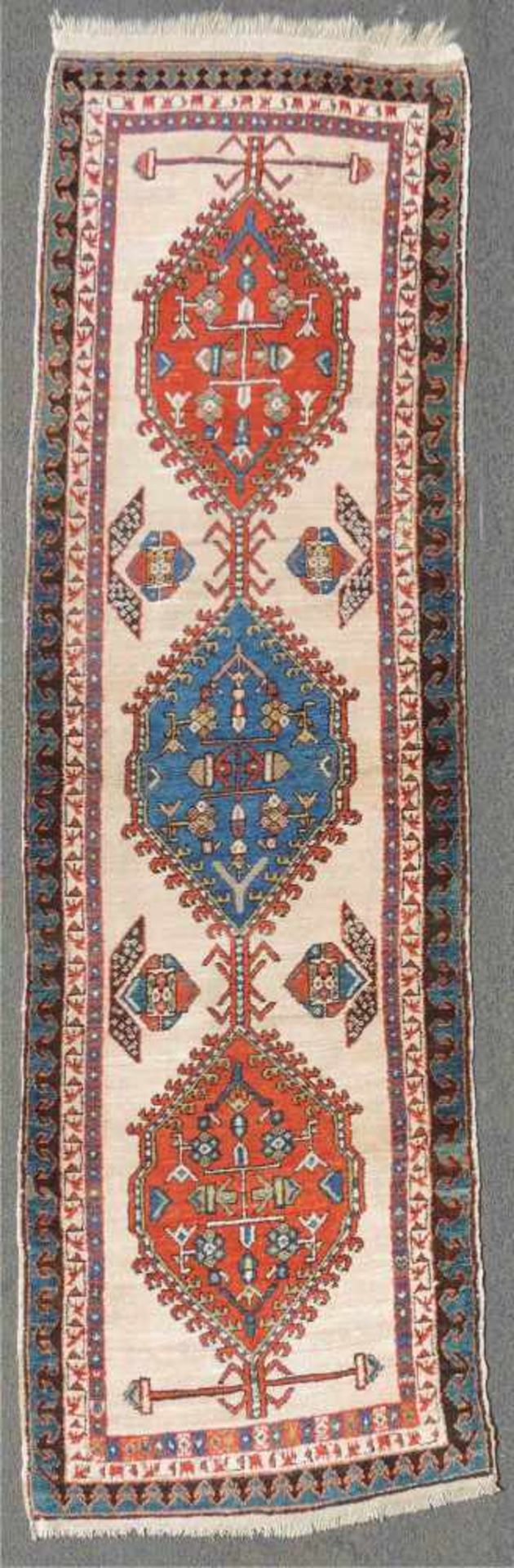 Sarab Perserteppich. Iran. Antik, um 1880. Schmaler Läufer. 312 cm x 93 cm. Handgeknüpft. Wolle