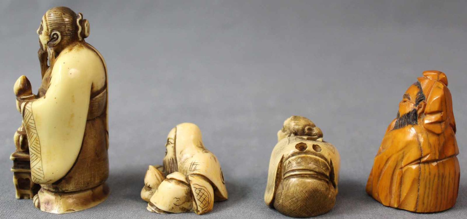 4 Netsuke. Götter? Geschnitzt. Japan, wohl Meiji - Zeit 1869 - 1912. Bis 75 mm hoch. 4 Netsuke. - Image 2 of 6