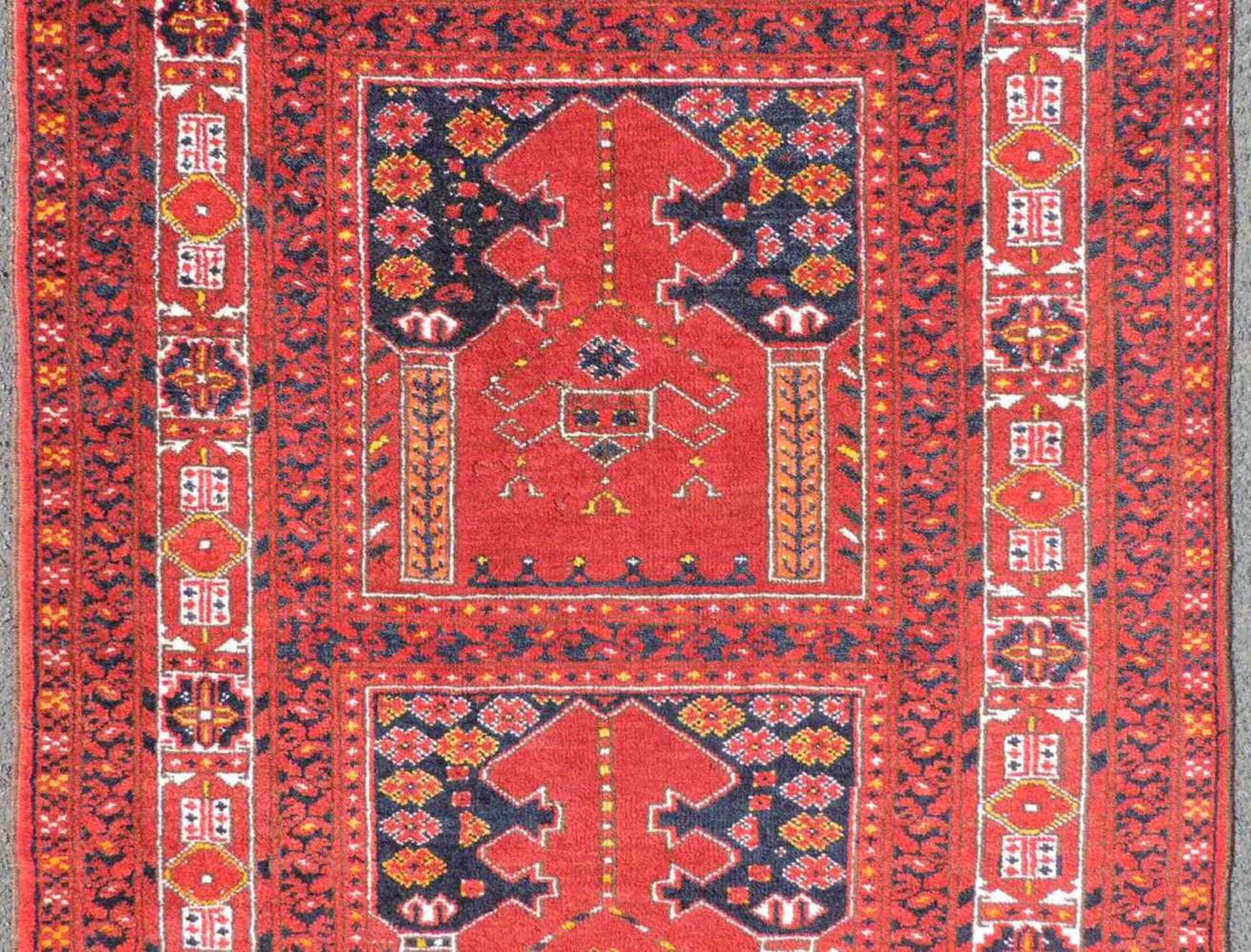 Ersari Familiengebetsteppich, Afghanistan. Alt, um 1930. 218 cm x 111 cm. Orientteppich. - Bild 3 aus 8