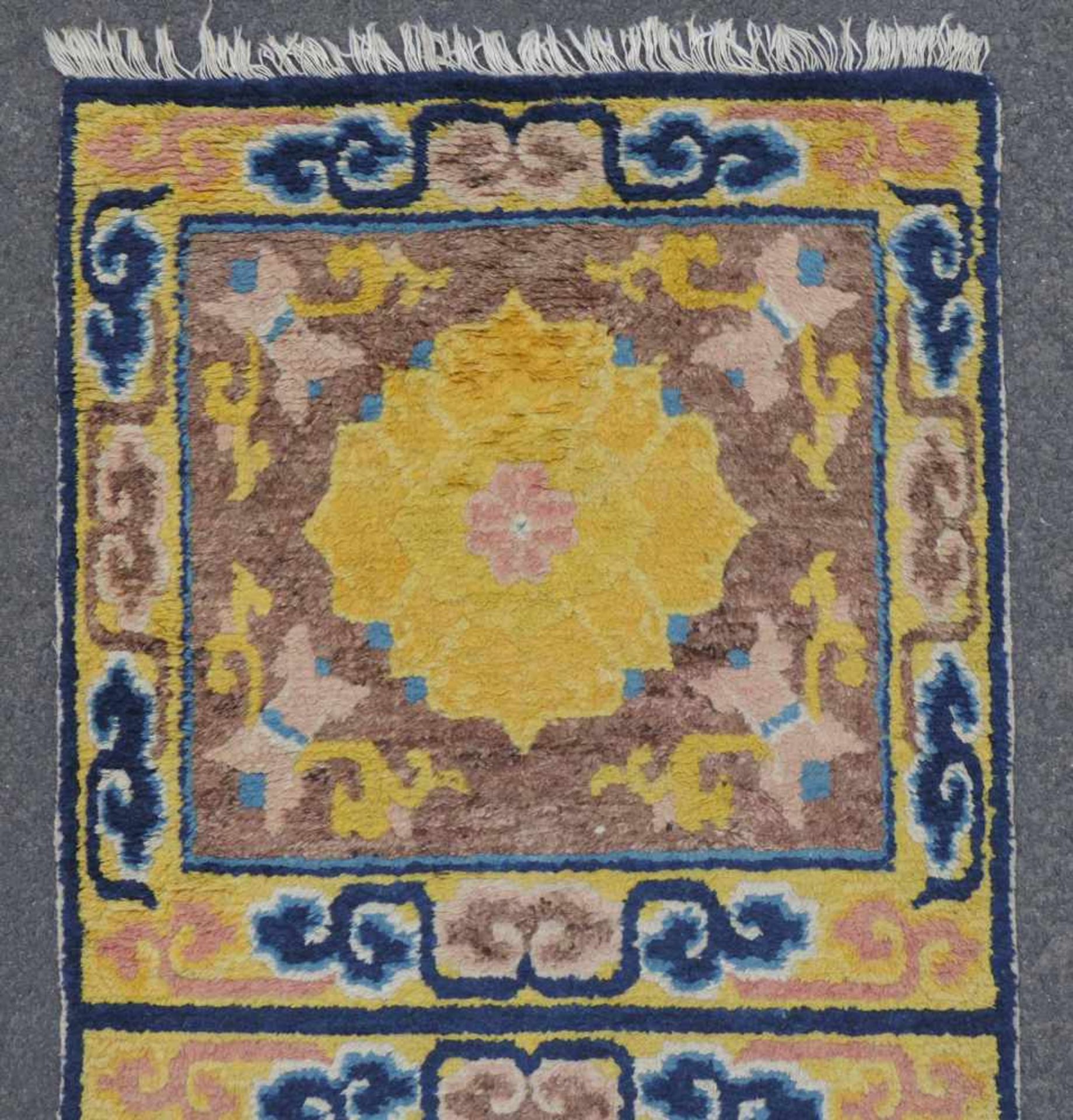 Ning Hsia Sitzplatzteppich für 3 Personen. China. Antik, um 1800. 187 cm x 61 cm. Handgeknüpft. - Image 4 of 5
