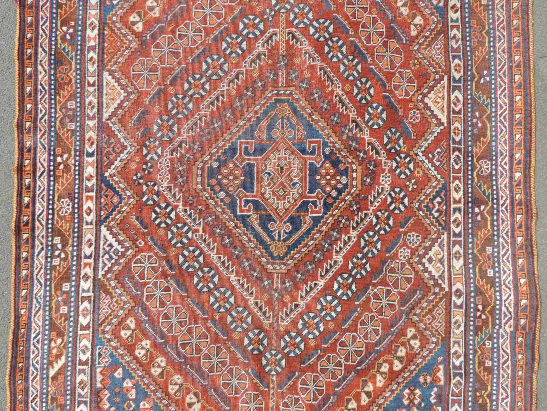 Qashqai Perserteppich. Iran. Alt, um 1920. 258 cm x 162 cm. Handgeknüpft. Wolle auf Wolle. - Bild 3 aus 6