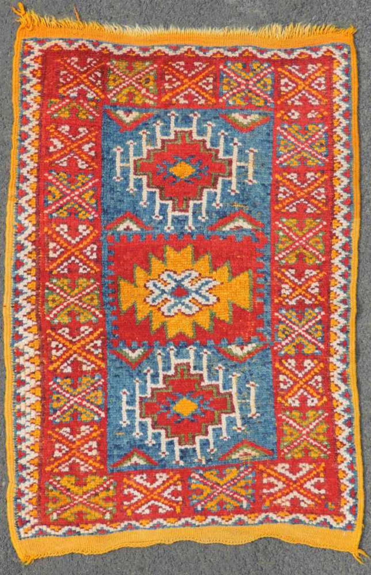 Rabat Yastik Teppich. Marokko. Alt, um 1920. 92 cm x 63 cm. Handgeknüpft. Wolle auf Wolle. Rabat