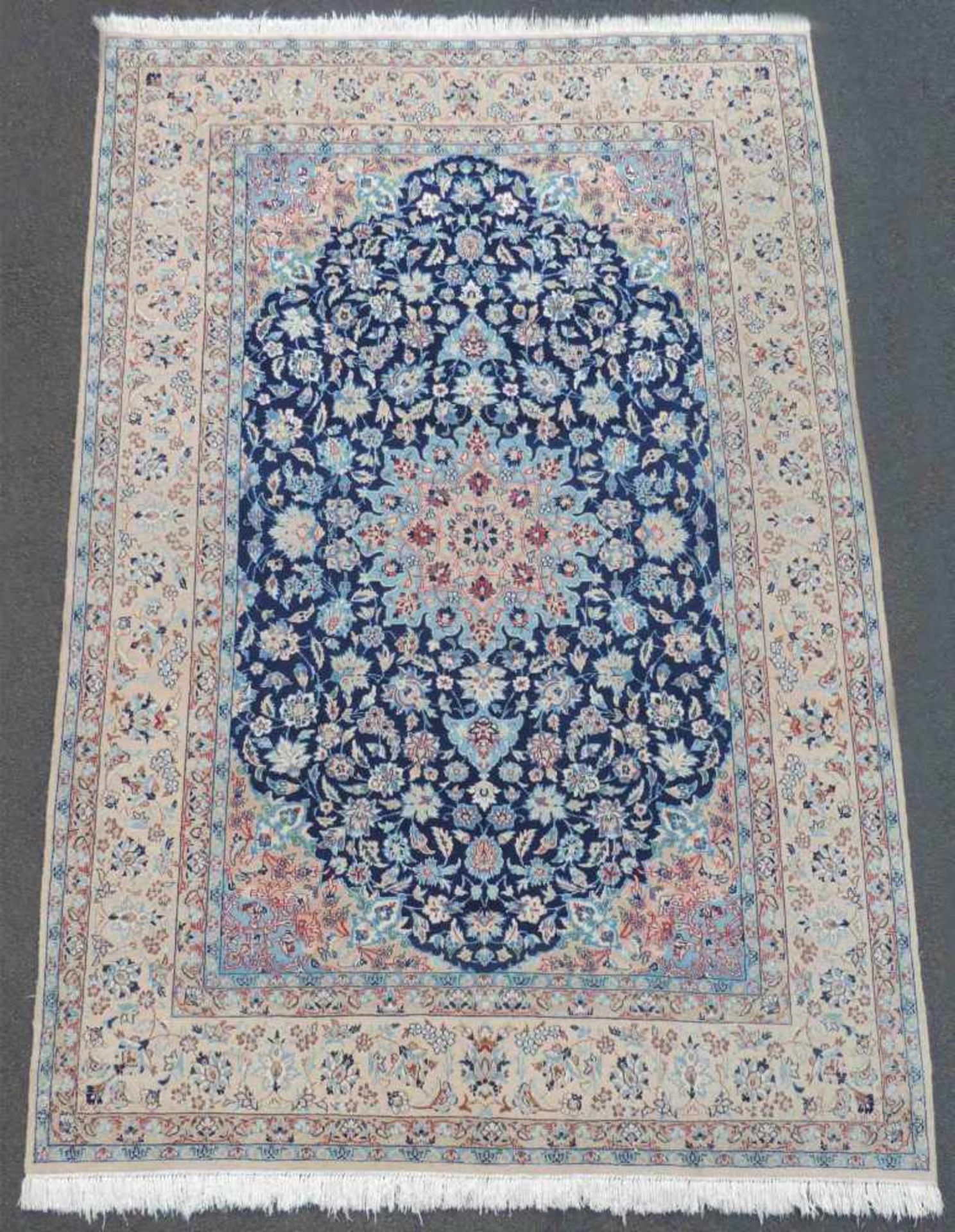 Nain Perserteppich. Iran. Feine Knüpfung. 265 cm x 178 cm. Orientteppich, handgeknüpft. Korkwolle