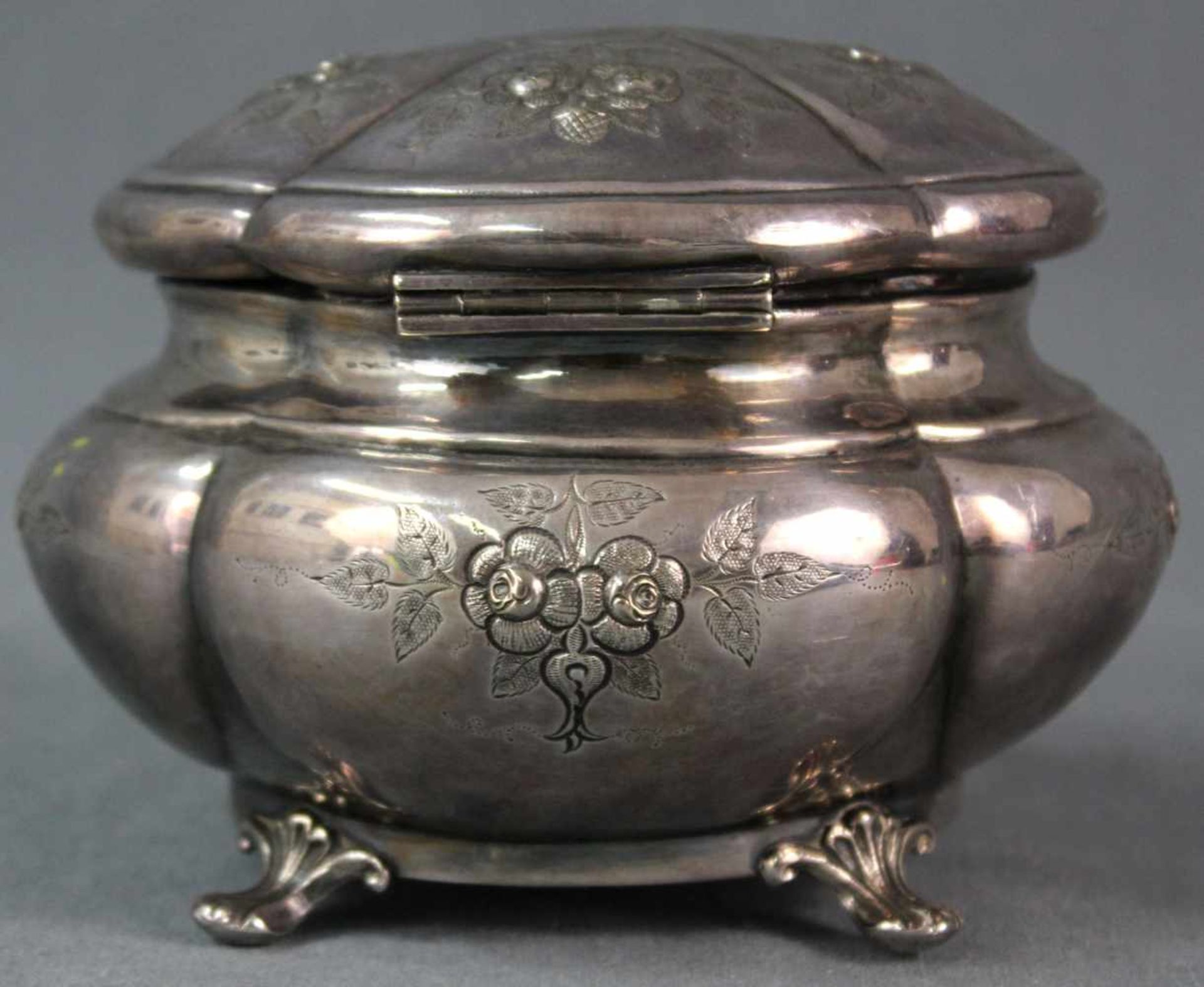 Zuckerdose. Silber geprüft. Mit Schlüssel. Jugendstil um 1900. 326 Gramm. 14 cm breit. Sugar box. - Image 5 of 11