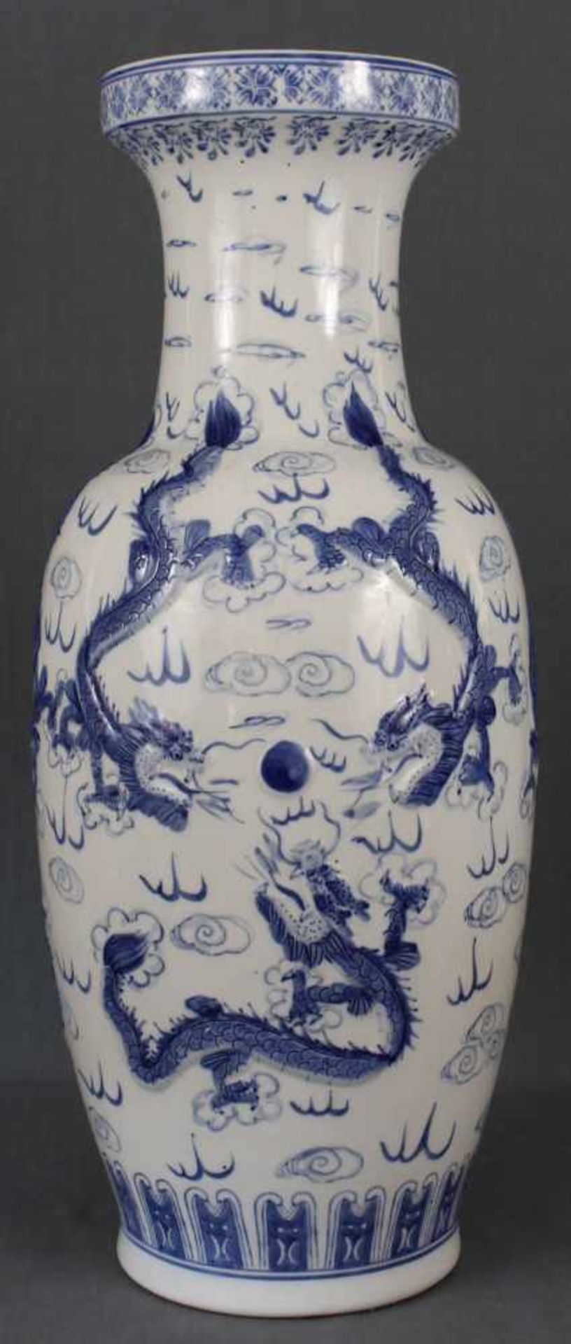 Vase. Imperialer Drache mit 4 Klauen. Wohl China, späte Qing Periode. 63 cm hoch. Porzellan blau - - Image 2 of 9