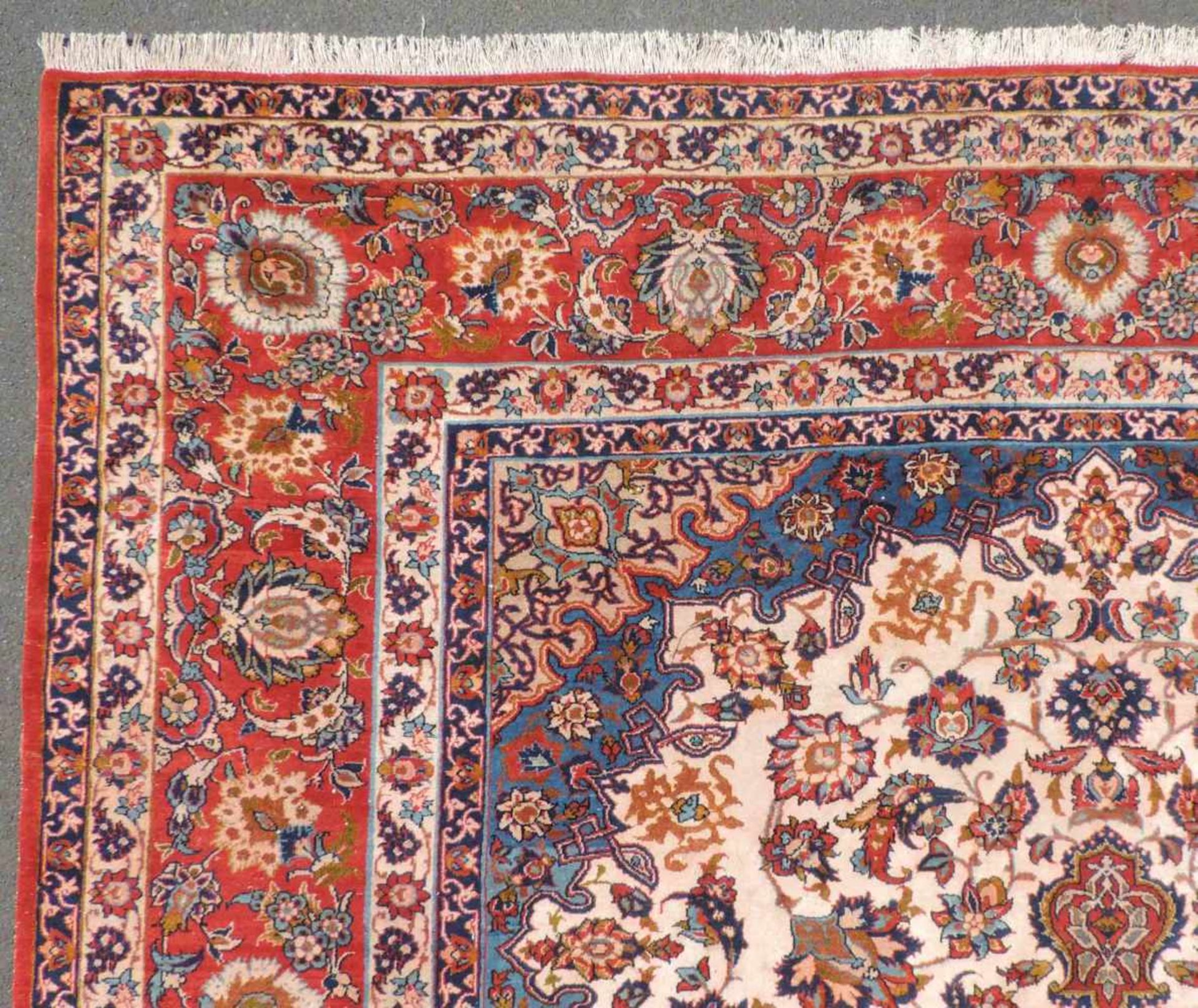 Isfahan Perserteppich. Mit Medaillon. Iran. Feine Knüpfung. 378 cm x 285 cm. Handgeknüpft. Wolle auf - Image 9 of 11