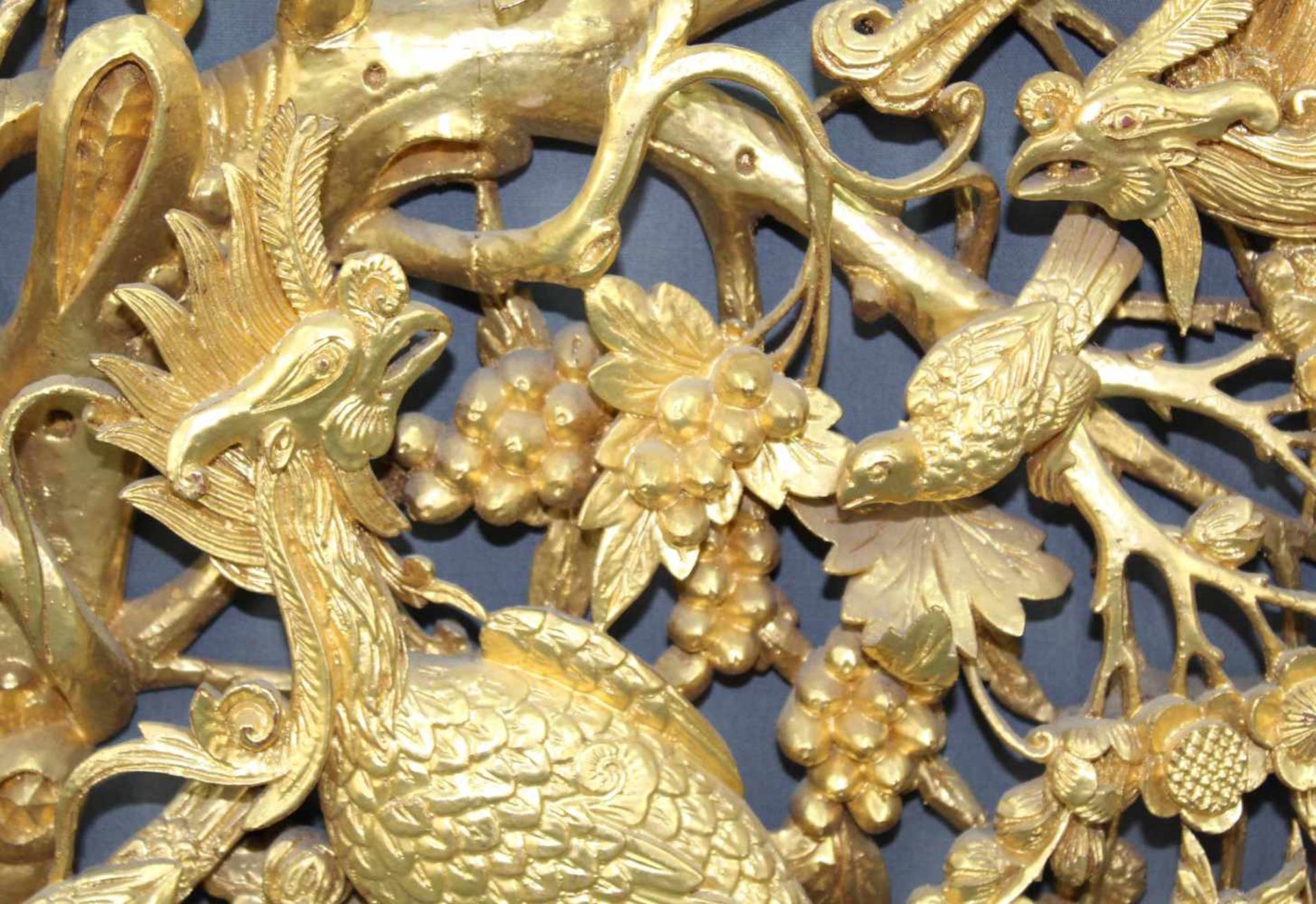 Holzpaneel. Geschnitzt. Goldfarben. Vogeldekor. China alt. 64 cm x 39,5 cm. Wood panel. Carved. Gold - Bild 2 aus 7