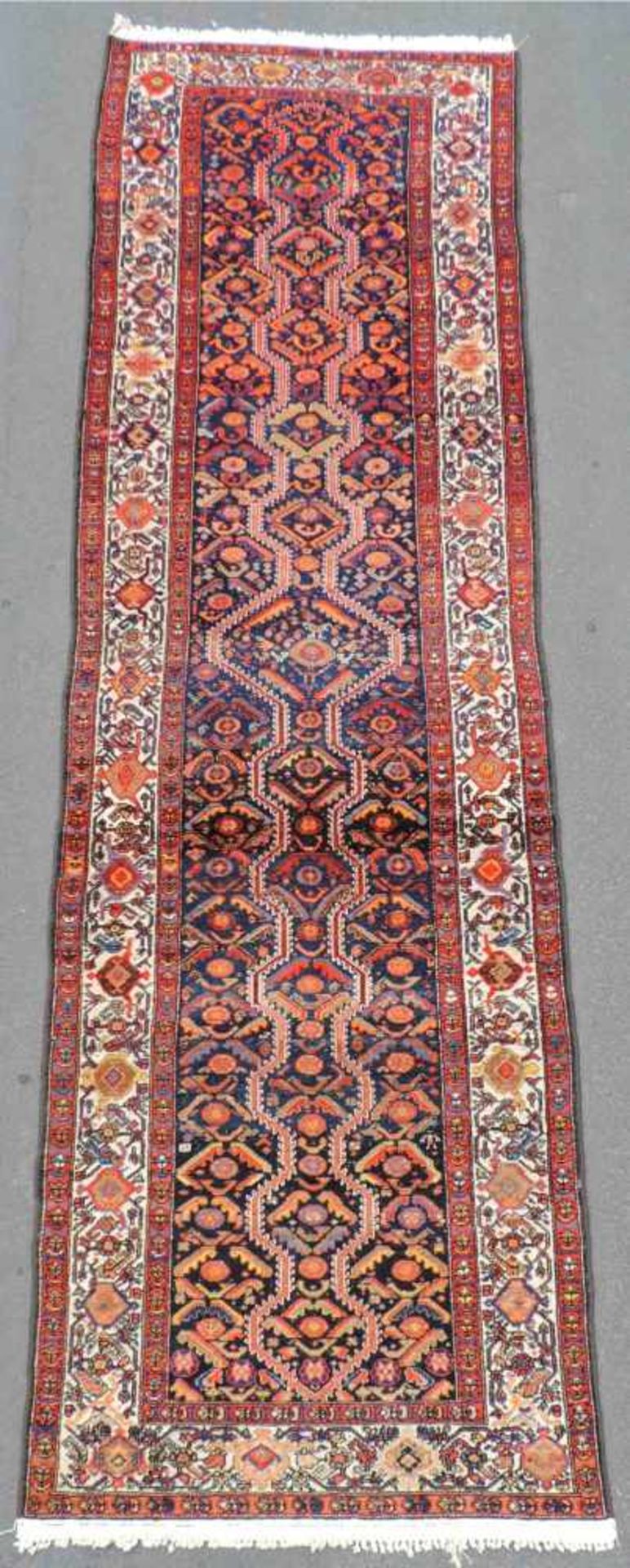 Malayer Perserteppich. Galerie. Iran. Alt, um 1930. 372 cm x 100 cm. Handgeknüpft. Wolle auf