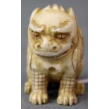 Netsuke Löwe. Elfenbein? Geschnitzt. Japan, wohl Meiji - Zeit 1869 - 1912. 42 mm hoch. Unten