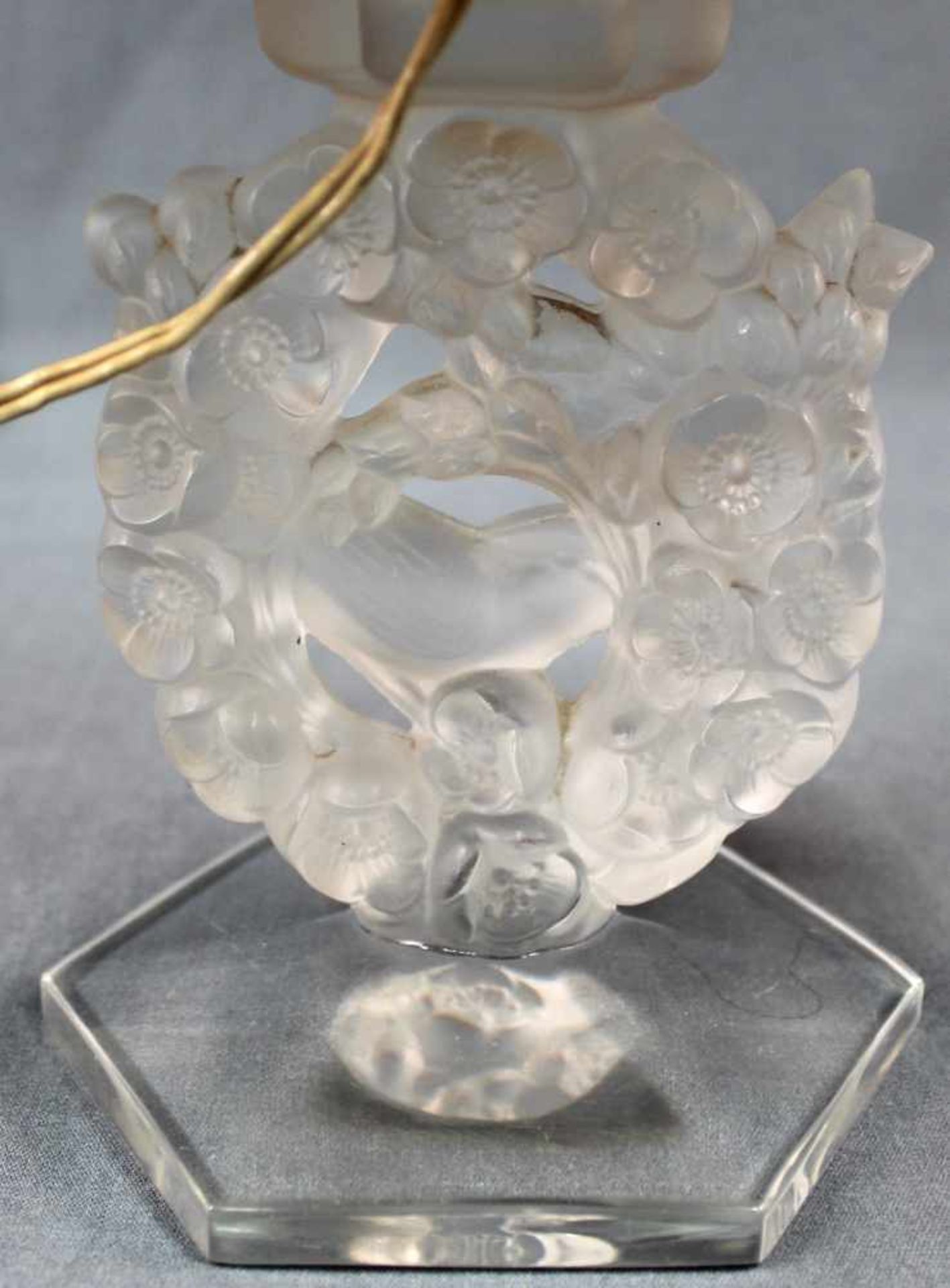 Lampe, Lalique, Frankreich, mit Vogel- und Blumendekor. Höhe 16,5 cm. Am Fuß bezeichnet "Lalique - Image 12 of 12