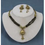 Collier und Ohrringe. Indien. Mughal, antik 19. Jahrhundert. Gelbgold 900. 67,5 gramm. Necklace